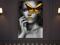 Девушка и золотая бабочка Изображение 1